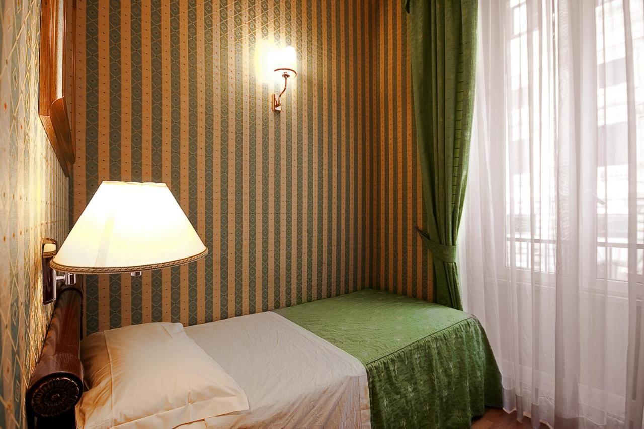Gambrinus Hotel Rome Room photo